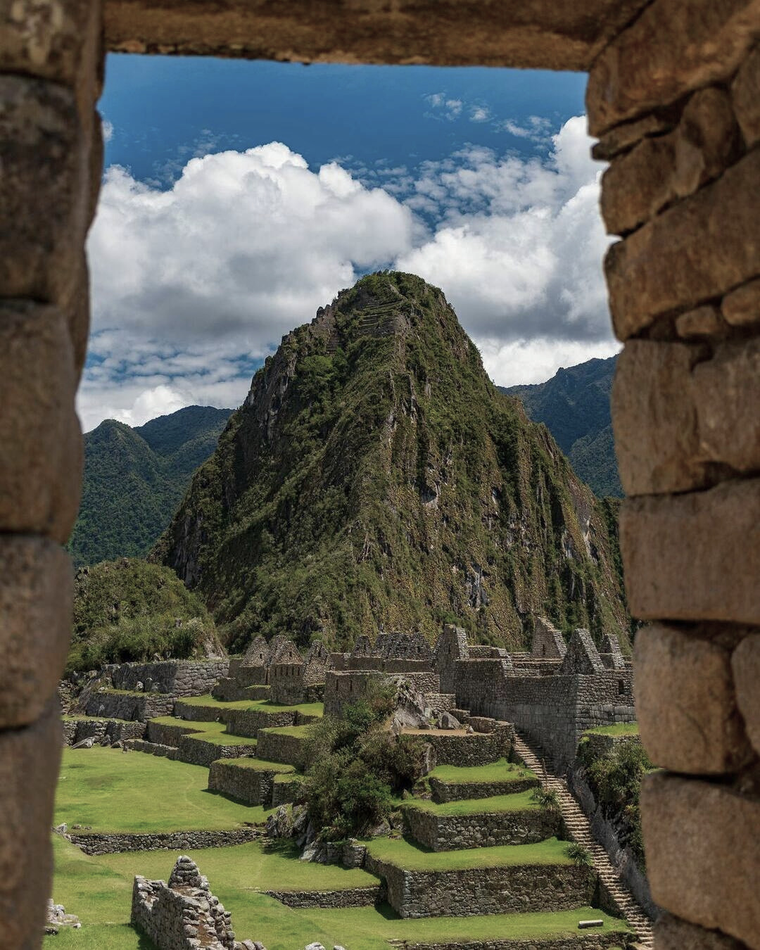 Vista de Machu Picchu a través de una puerta de piedra de las ruinas incas