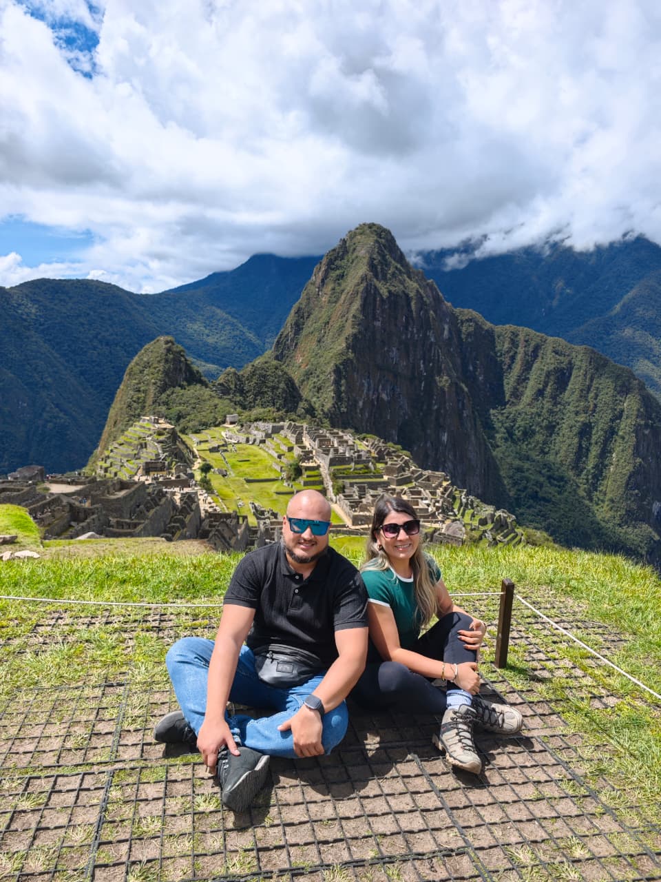 Vista panorámica de la ciudadela de Machu Picchu desde el Circuito 2A con terrazas incas y montañas andinas al fondo