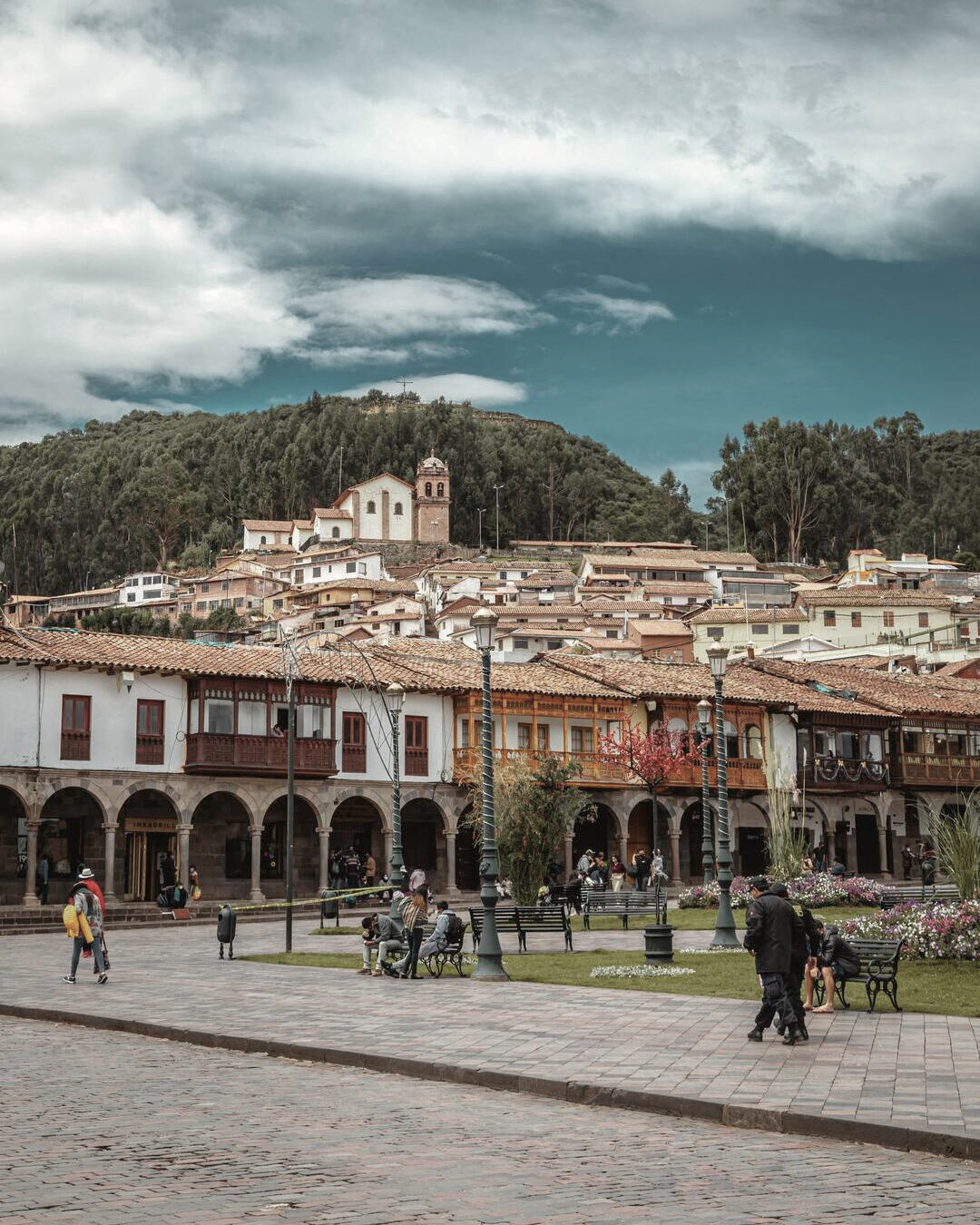 Vista desde la Plaza de Armas de Cusco hacia la iglesia y el mirador de San Cristóbal en la colina
