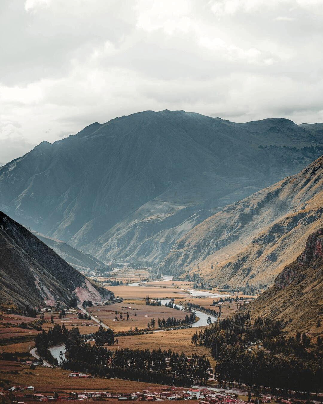Impresionante vista del Valle Sagrado de los Incas con río, montañas y paisajes andinos que rodean uno de los destinos más importantes cerca de Cusco.