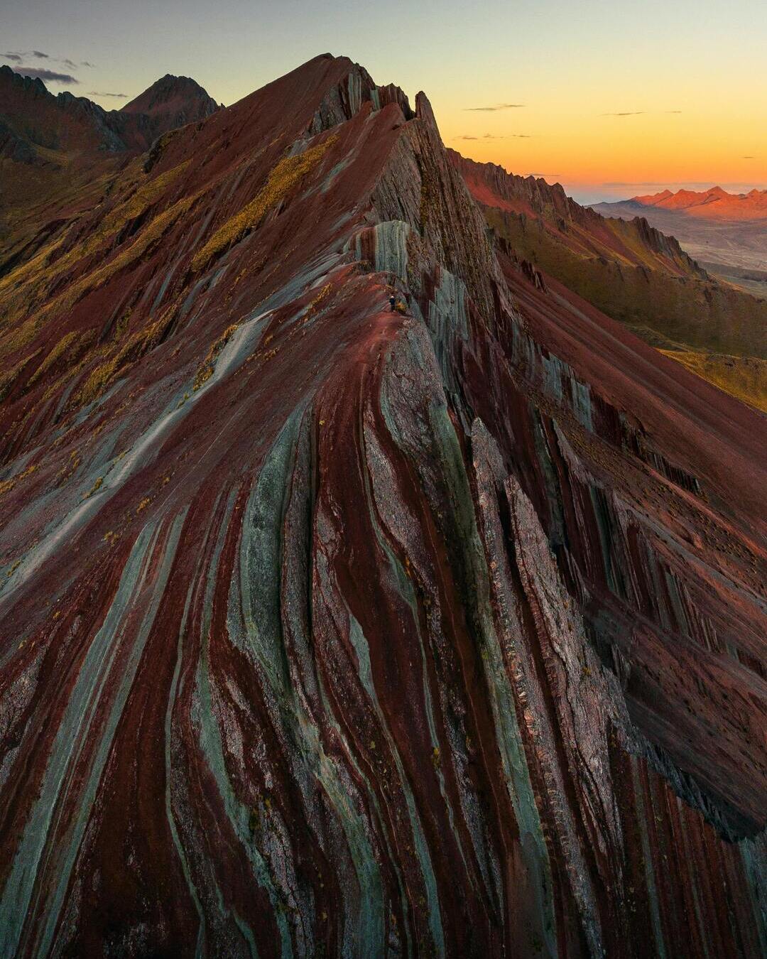 Formaciones rocosas coloridas y puntiagudas de Pallay Punchu en Cusco, una montaña de colores aún poco conocida y considerada un verdadero secreto en los Andes
