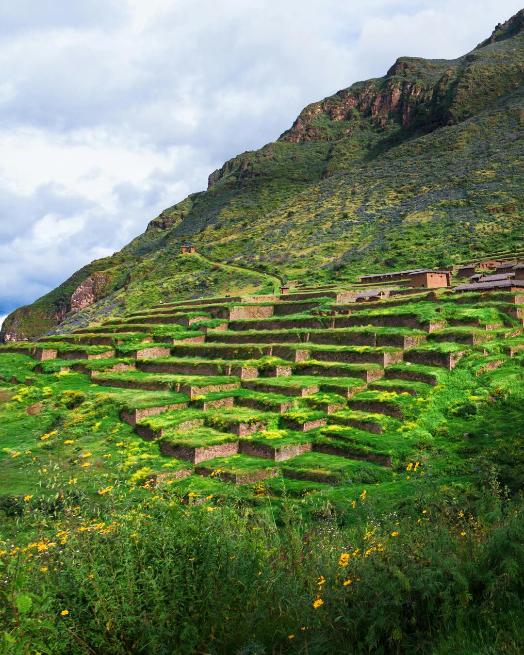 Huchuy Qosqo verde en el Valle Sagrado