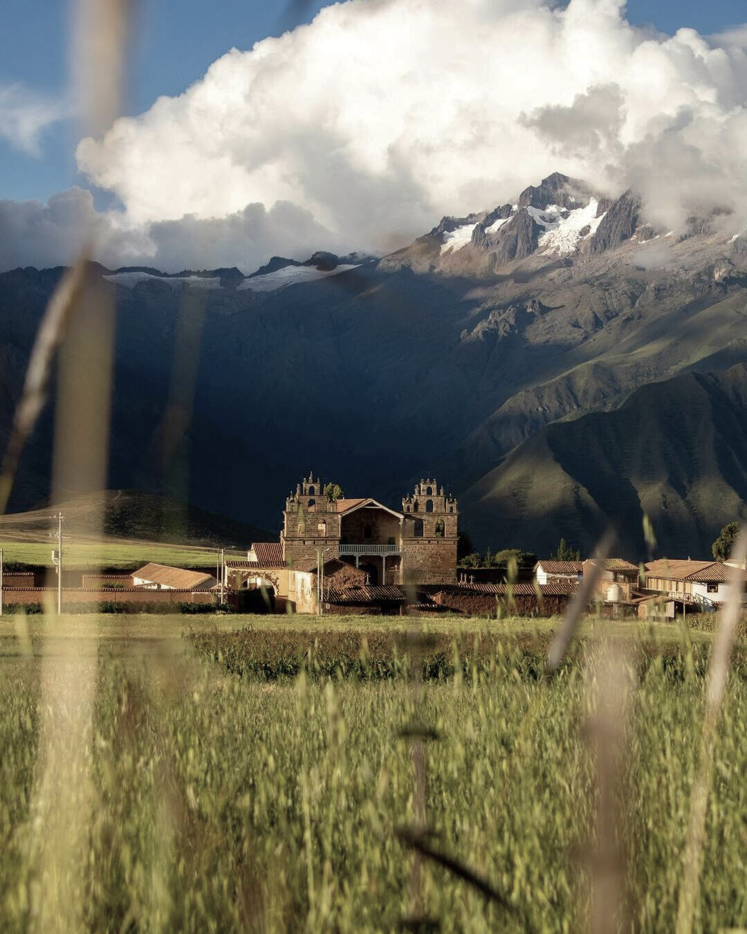 Iglesia sencilla en los Andes peruanos rodeada de un paisaje andino idílico con montañas y naturaleza