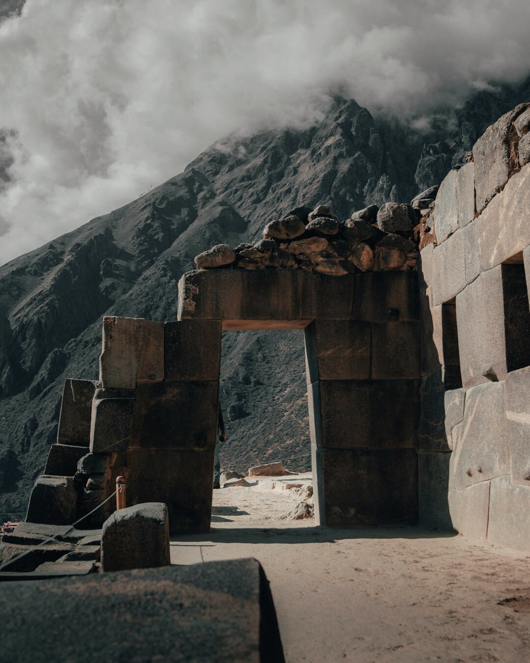 Vista panorámica de Inti Punku en Ollantaytambo con paisajes andinos del Valle Sagrado de los Incas
