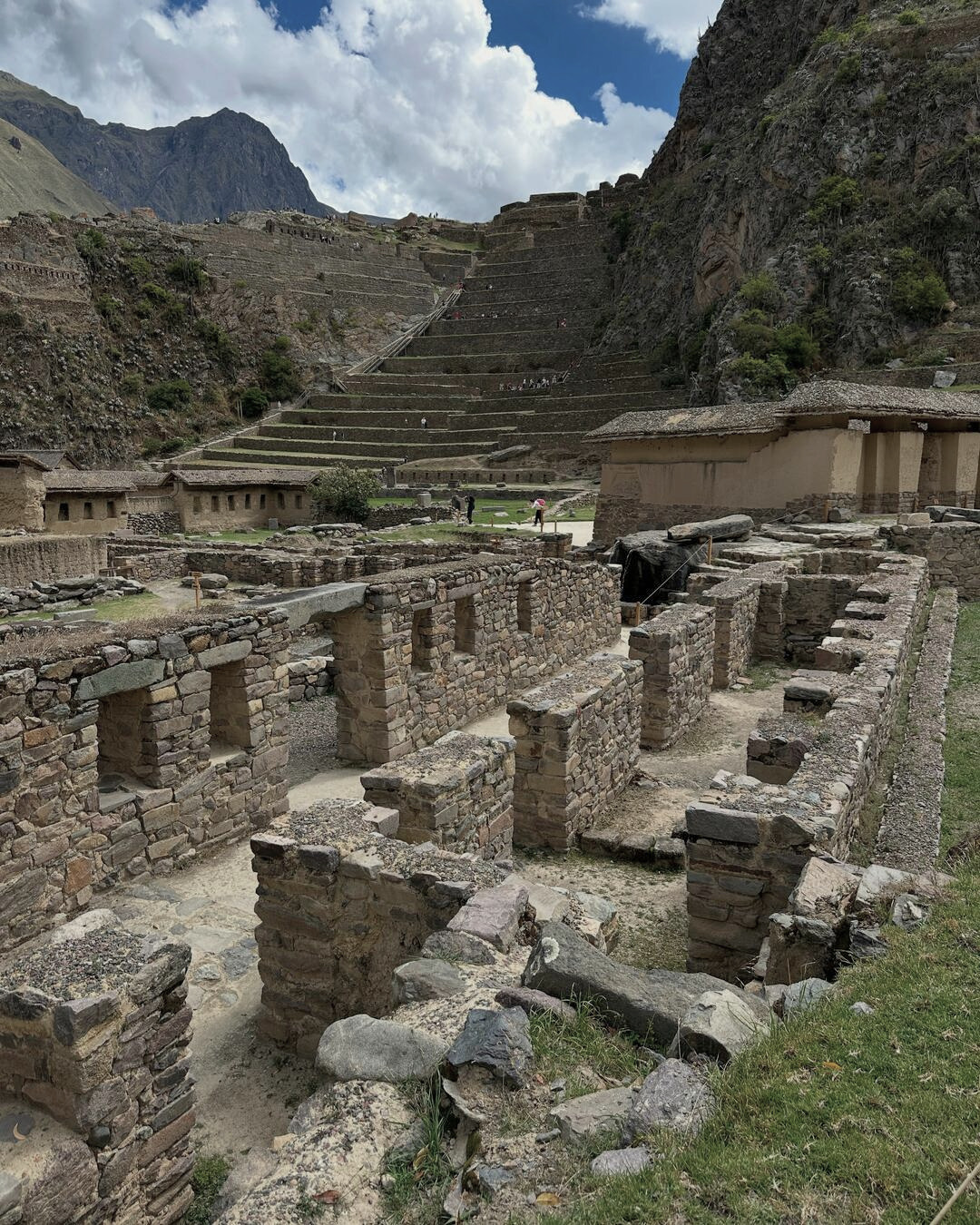 Escalinatas de piedra en el encantador pueblo inca de Ollantaytambo en el Valle Sagrado de los Incas