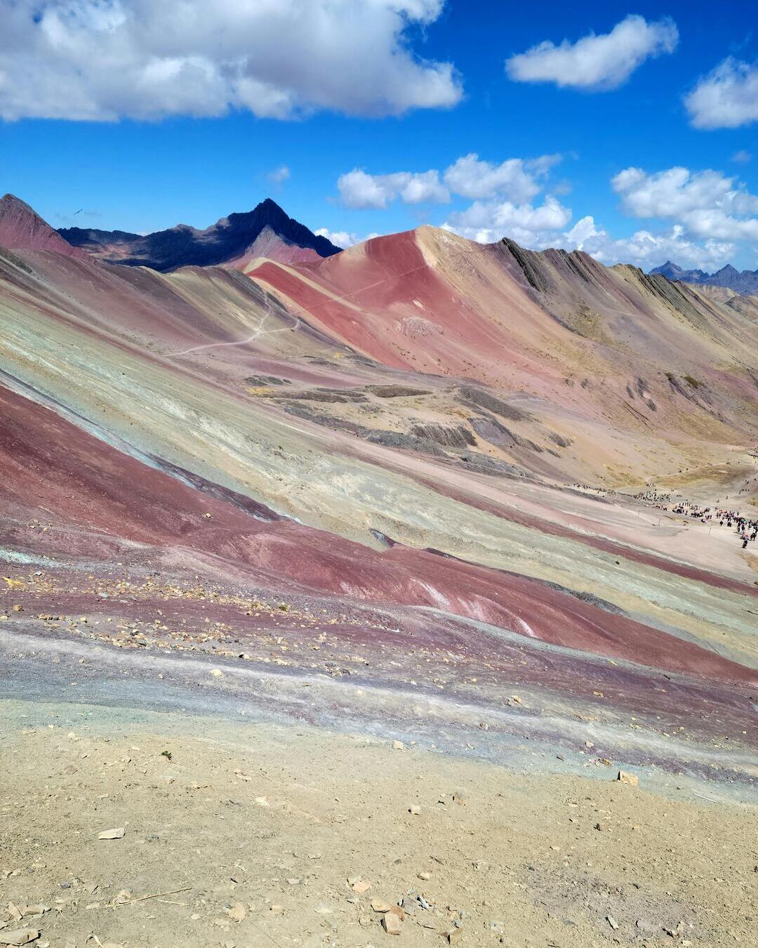 Cordillera de montañas de colores de Palccoyo en Cusco con formaciones multicolores y paisaje andino panorámico