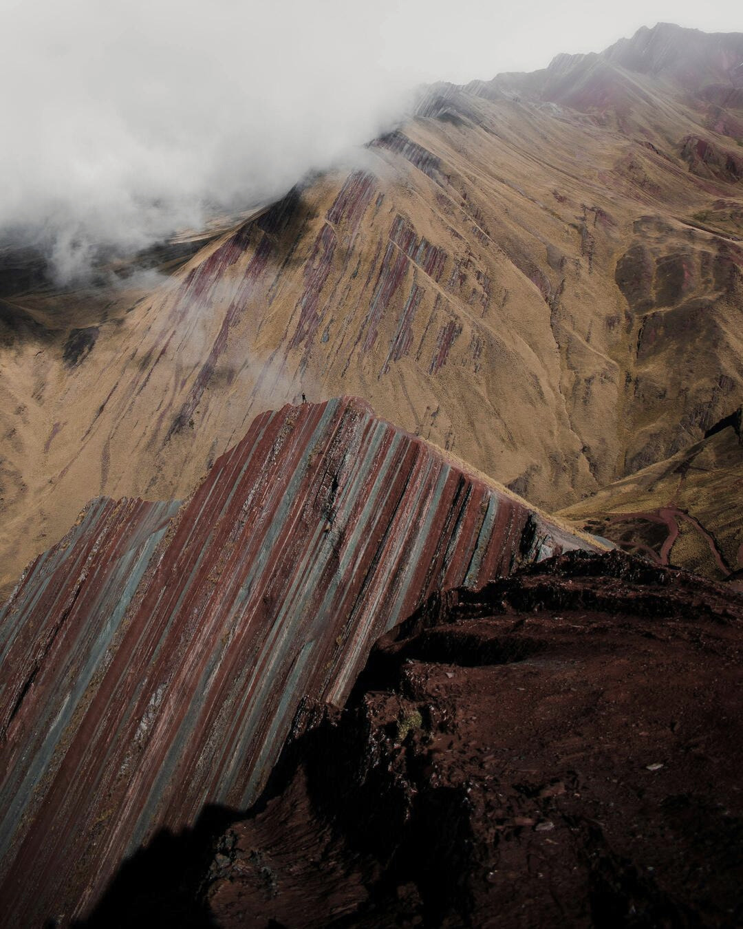 Formaciones rocosas multicolores de la montaña Pallay Punchu en Cusco, uno de los paisajes más impresionantes de los Andes
