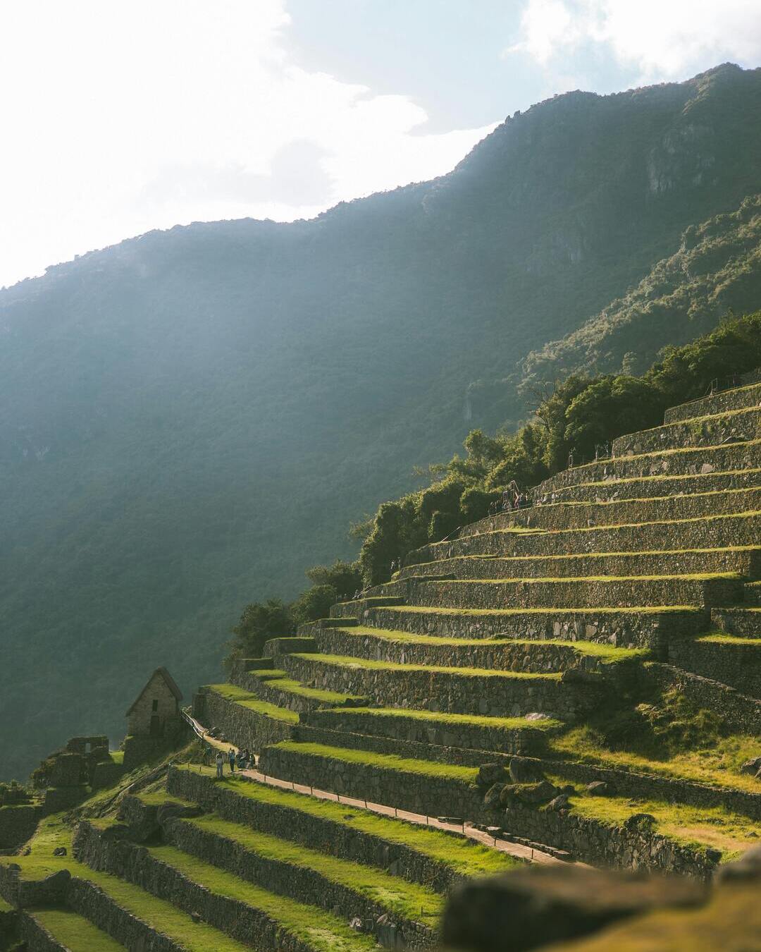 Terrazas verdes en el pueblo de Pisaq en el Valle Sagrado de los Incas