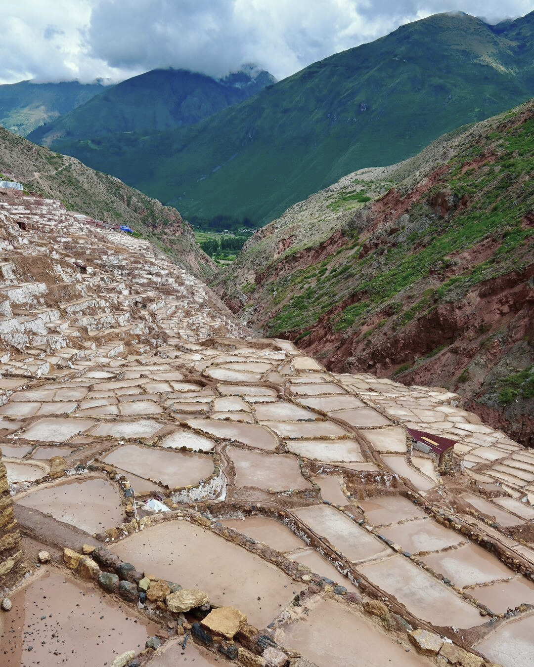 Terrazas de sal de Maras en el Valle Sagrado de los Incas, un popular atractivo turístico cerca de Cusco