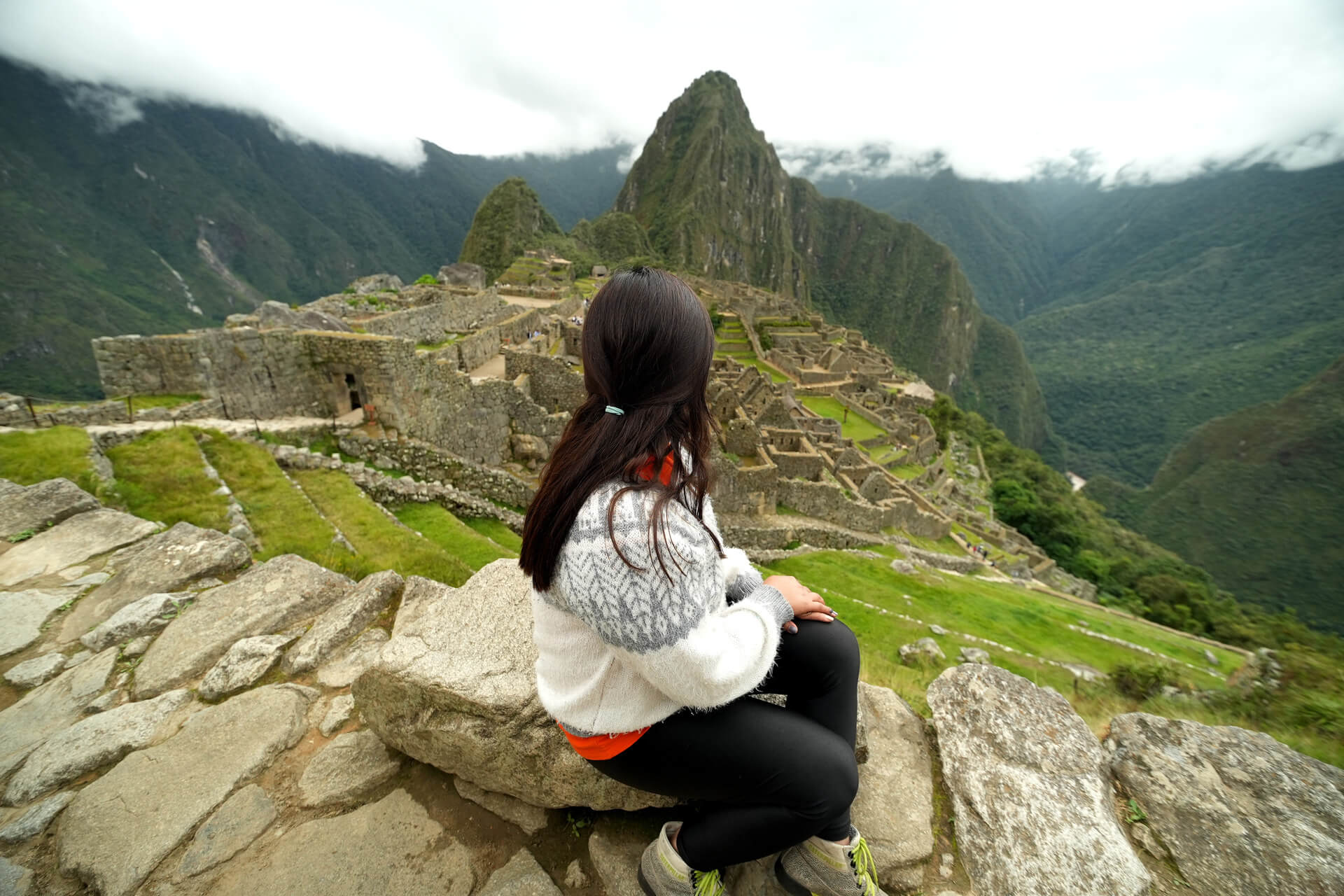 Vista panorámica de la ciudadela de Machu Picchu desde el Circuito 3B con terrazas incas y montañas al fondo