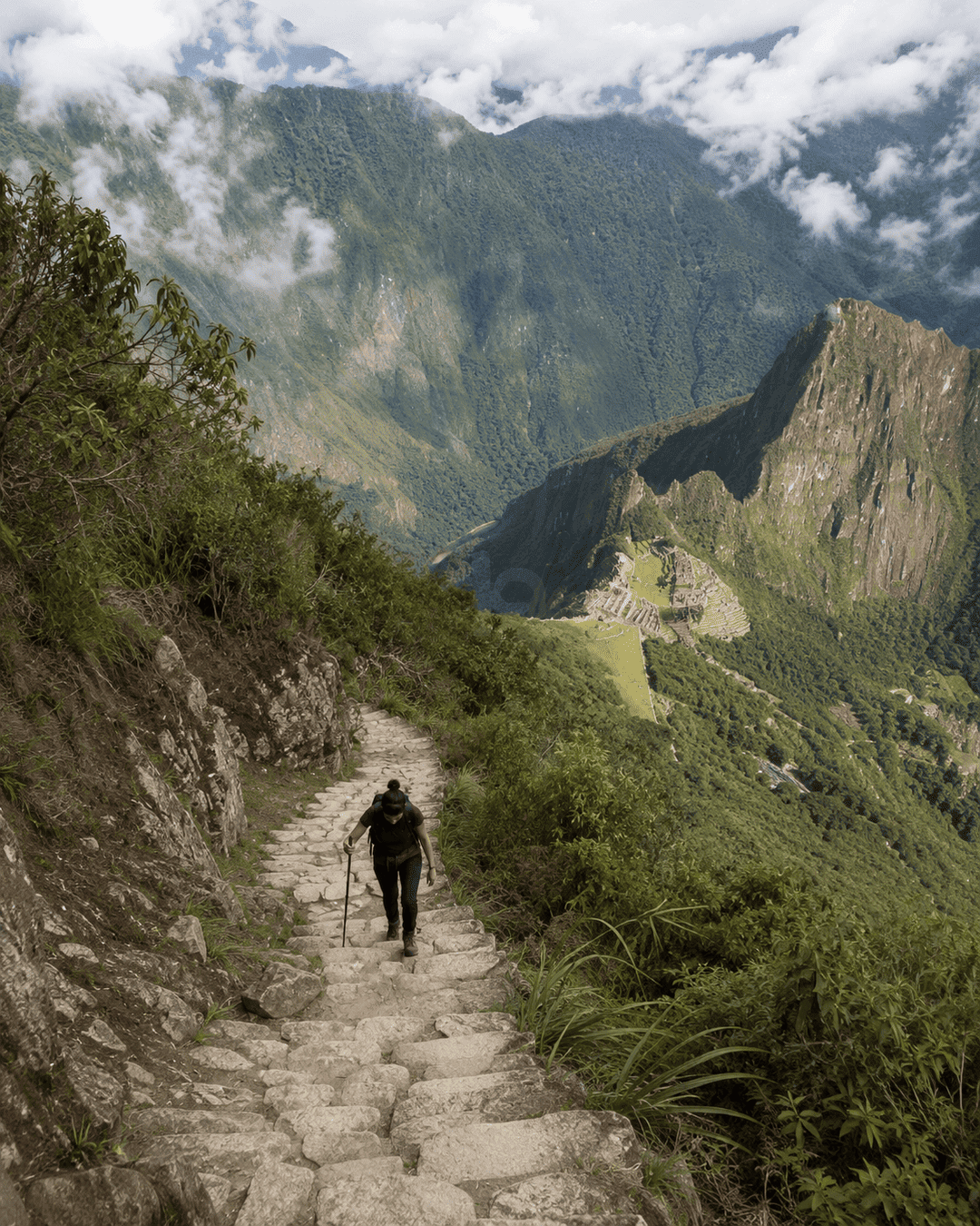 Camino de subida hacia Montaña Machu Picchu