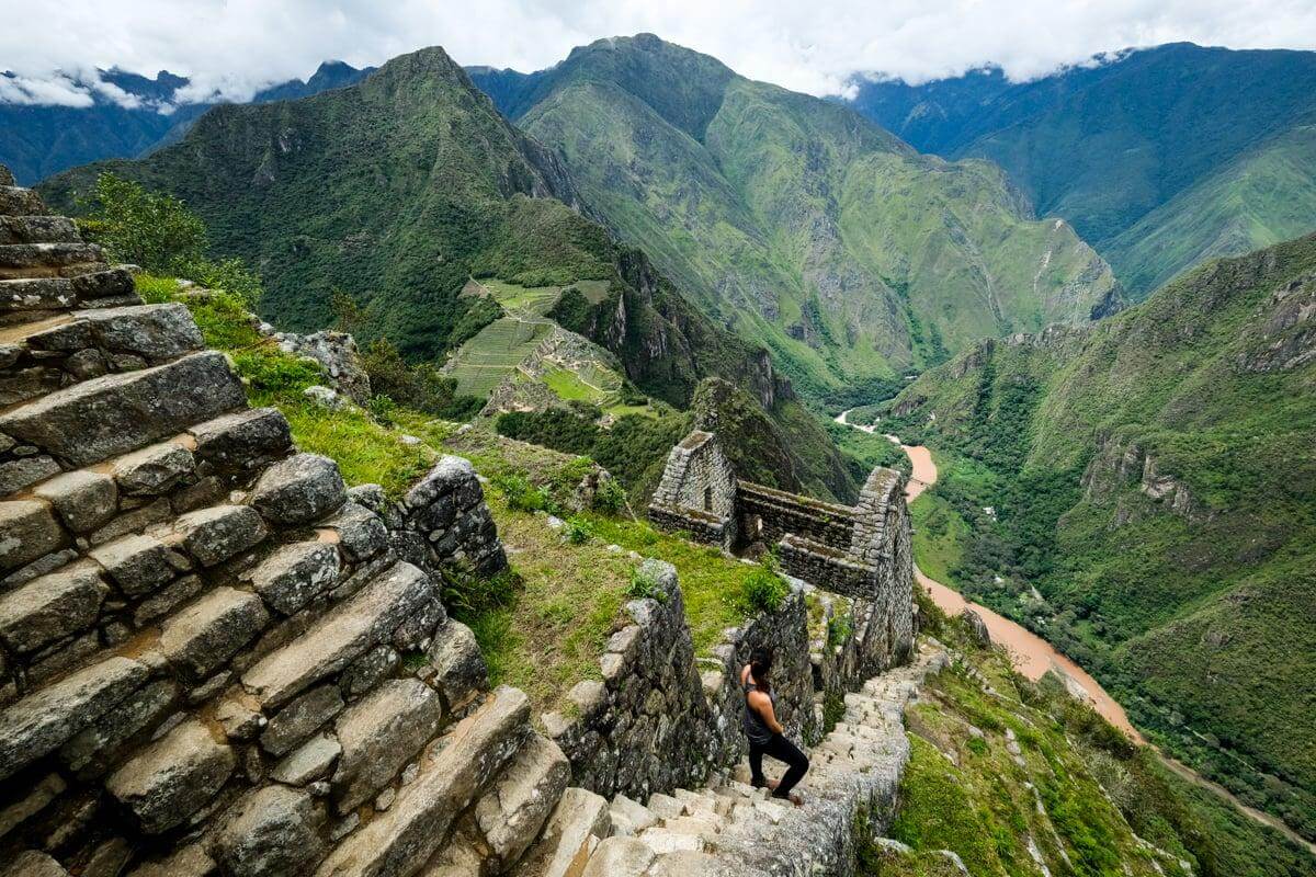 Escaleras empinadas de Huayna Picchu, recomendadas para excursionistas seguros y sin miedo a las alturas.