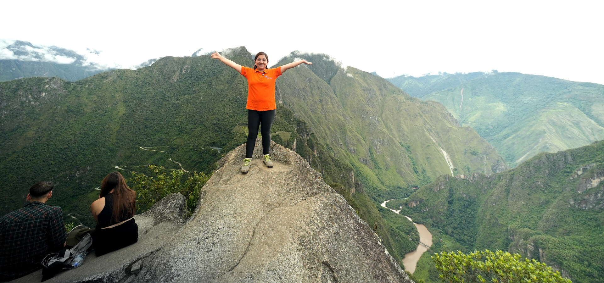 Marilia de la agencia Inti Paradise feliz encima de Huayna Picchu