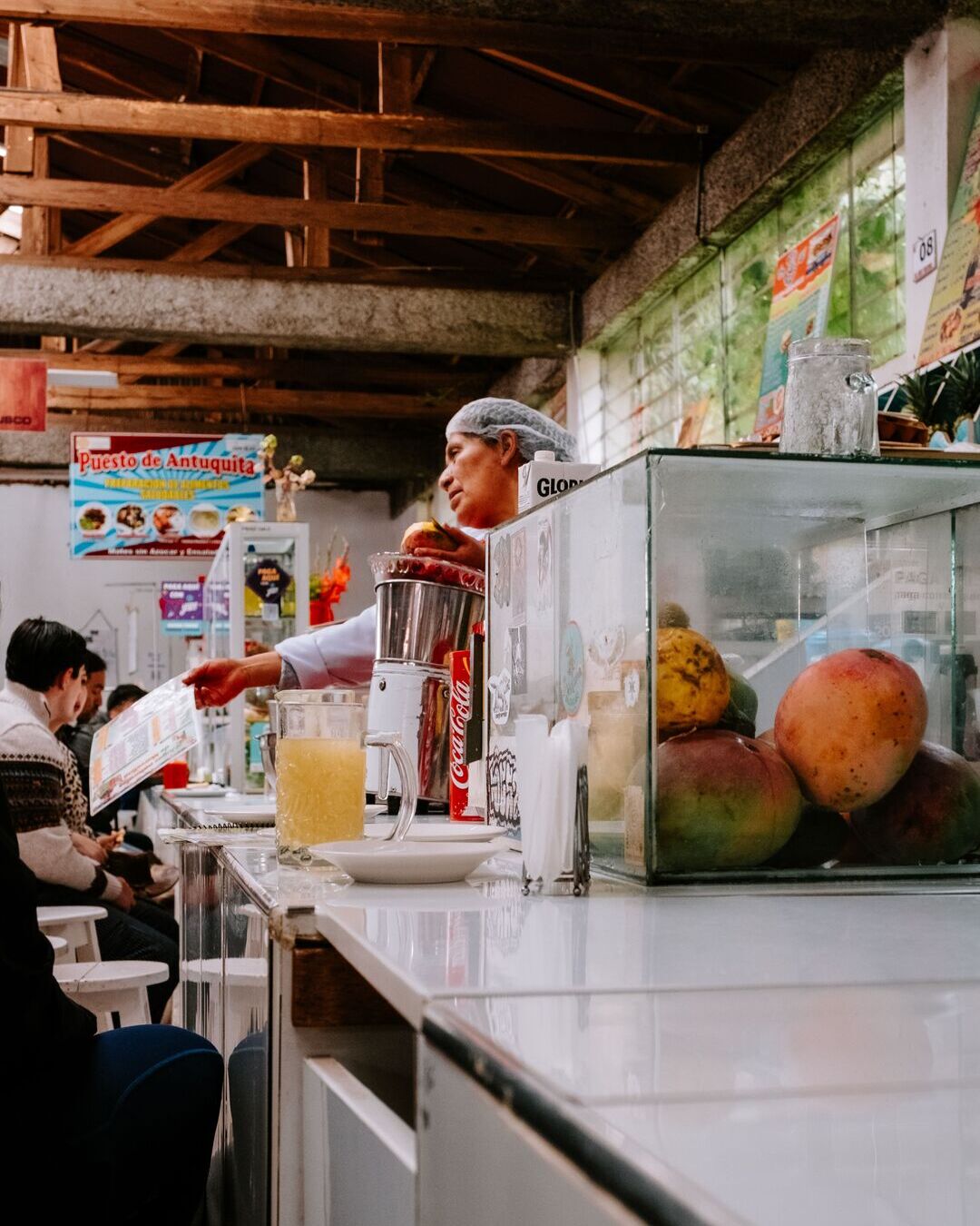 Caseríta ofreciendo jugo en el mercado de San Blas