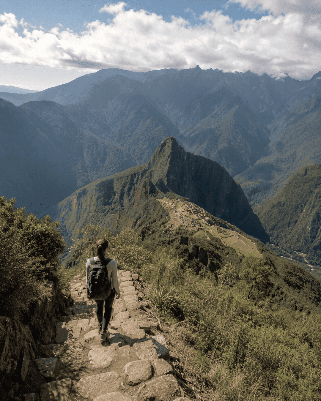 Camino y vista a Machu Picchu desde la Montaña Machu Picchu, circuito 1A