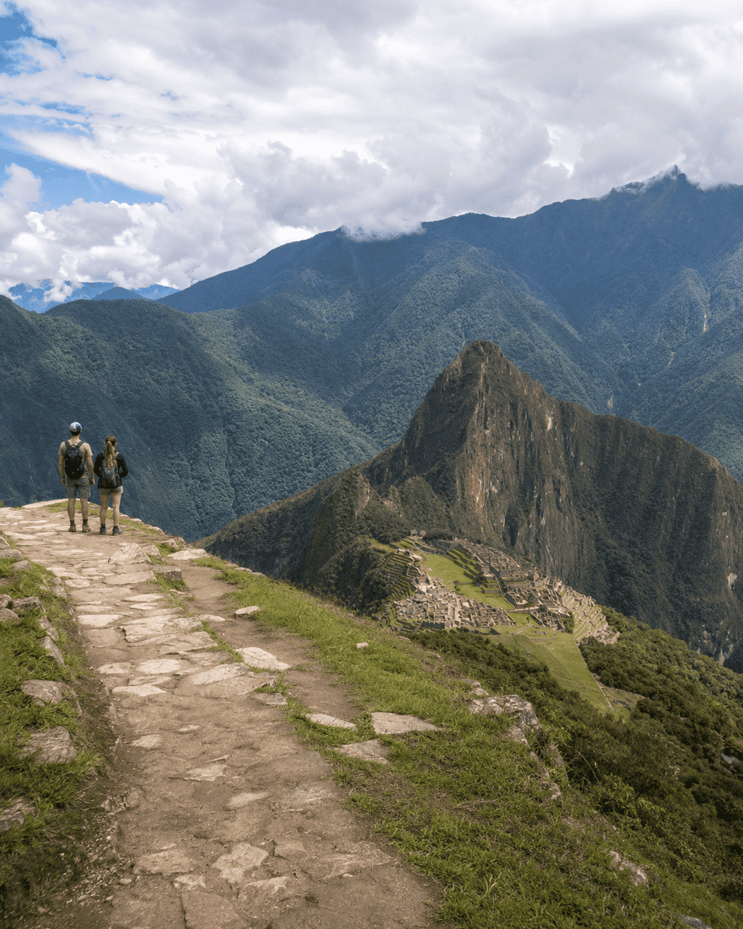 Pareja en camino a Montaña Machu Picchu