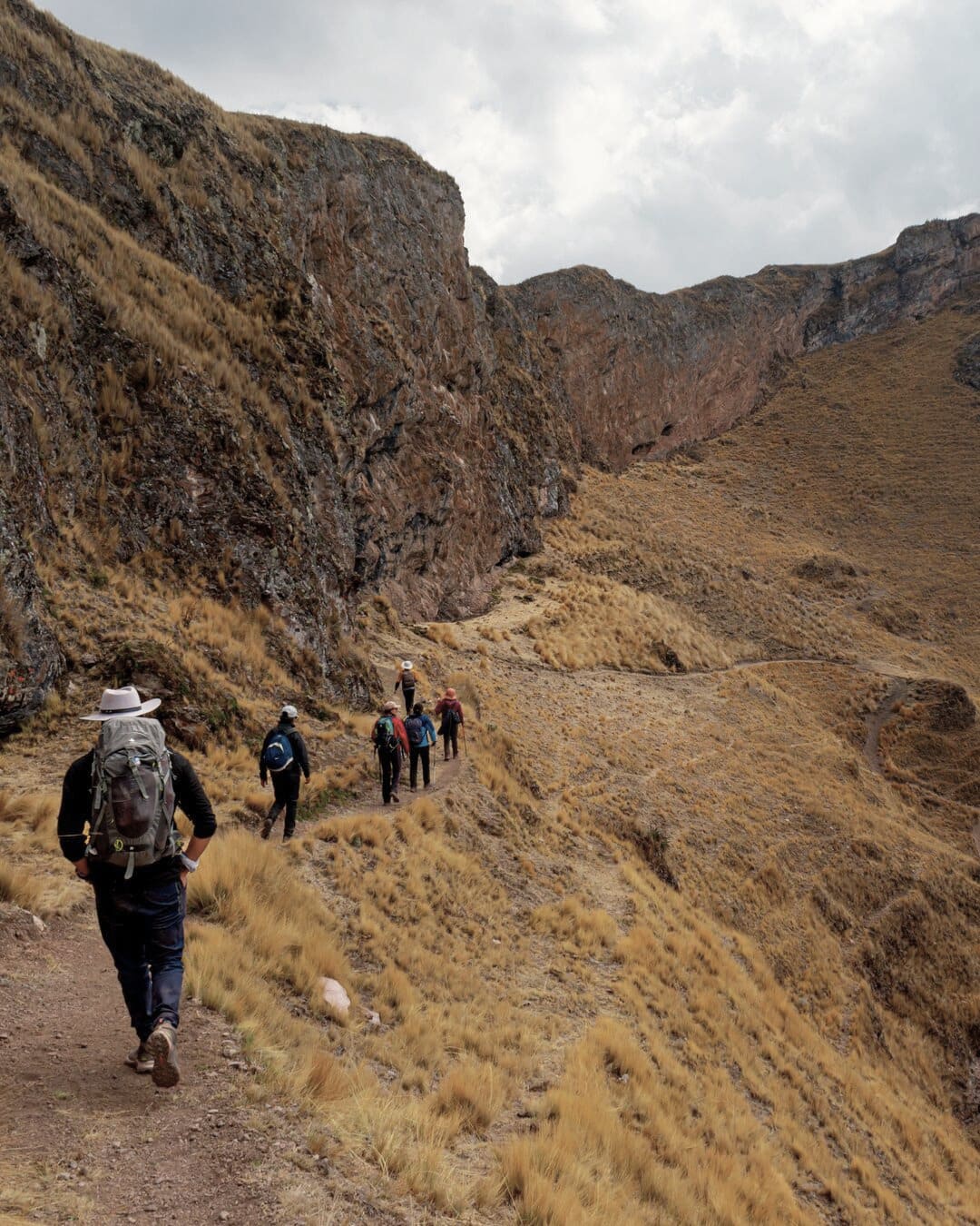 Grupo caminando en Cusco durante la temporada seca