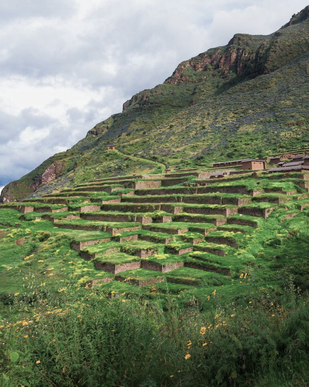 Terrazas y ruinas de Huchuy Qosqo en el Valle Sagrado