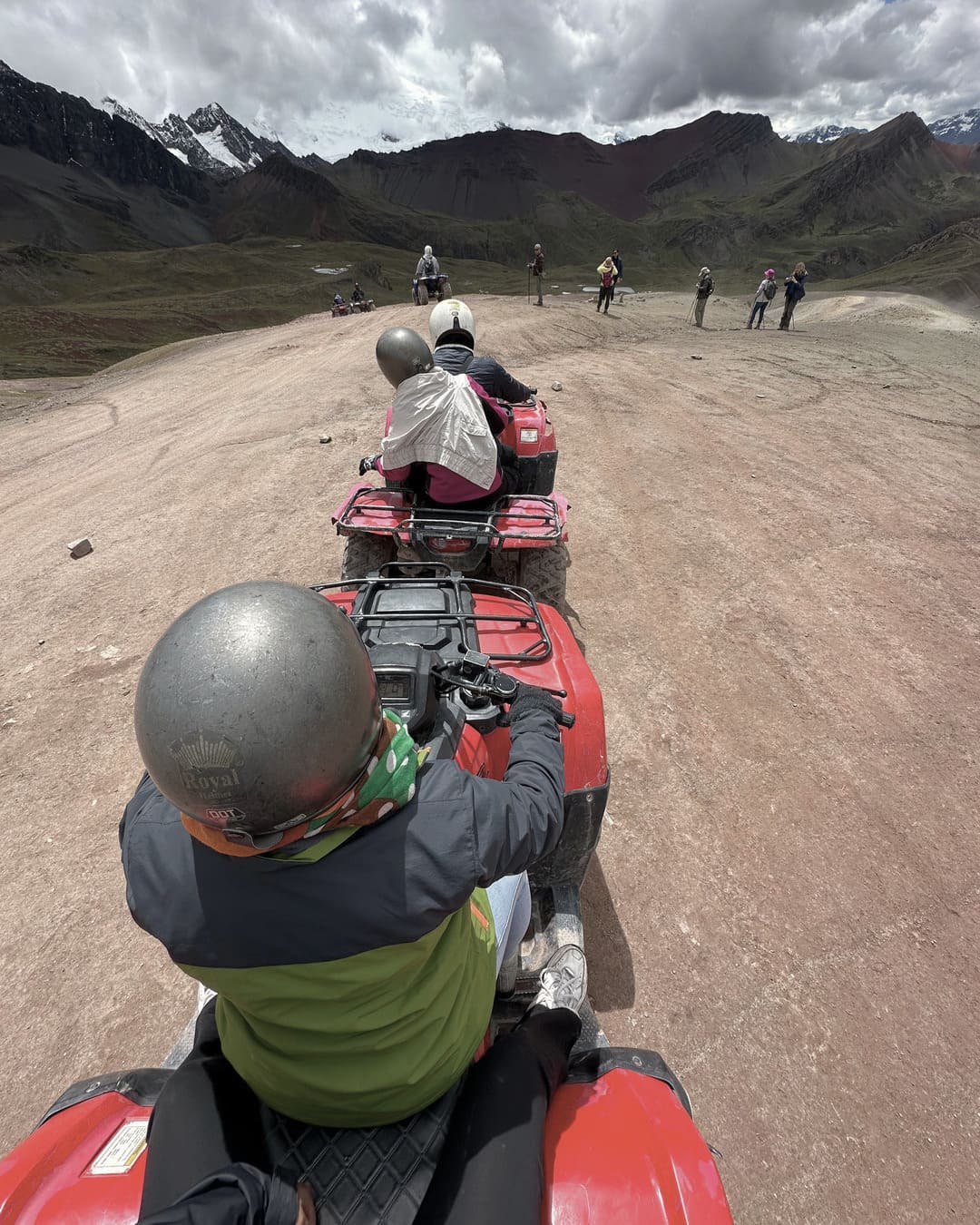 Grupo en cuatrimotos hacia la Montana de 7 Colores para reducir el esfuerzo físico en la altura extrema