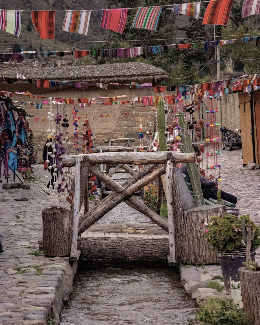Mercado con muchos colores en Ollantaytambo, el Valle Sagrado de los Incas