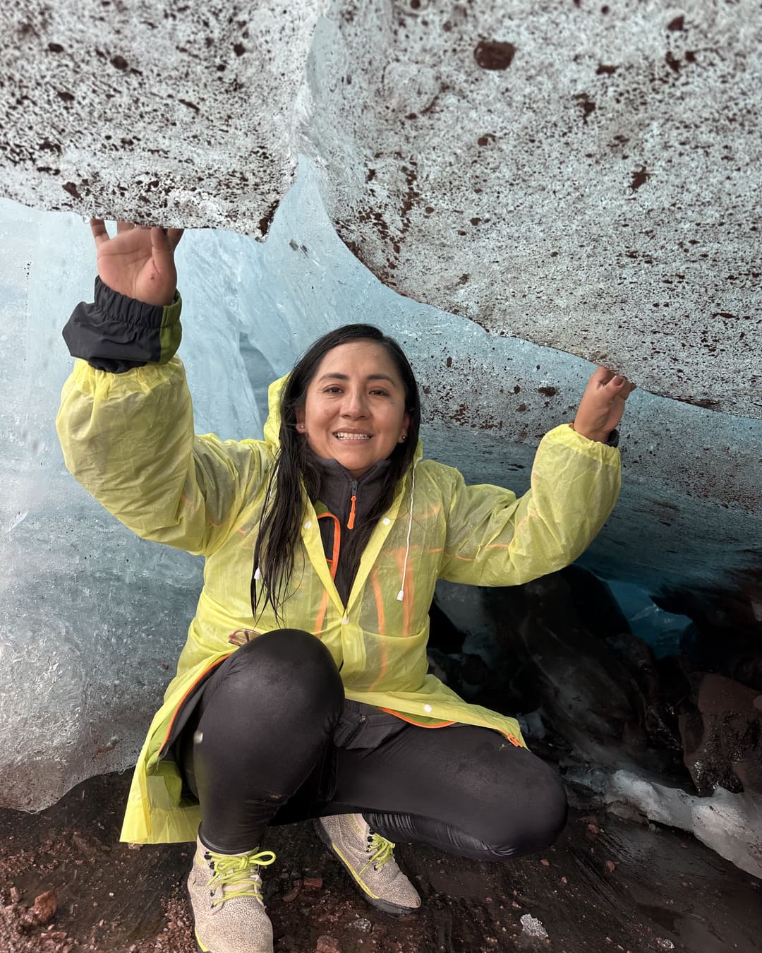 Marilia de Inti Paradise en una cueva del glaciar Ausangate