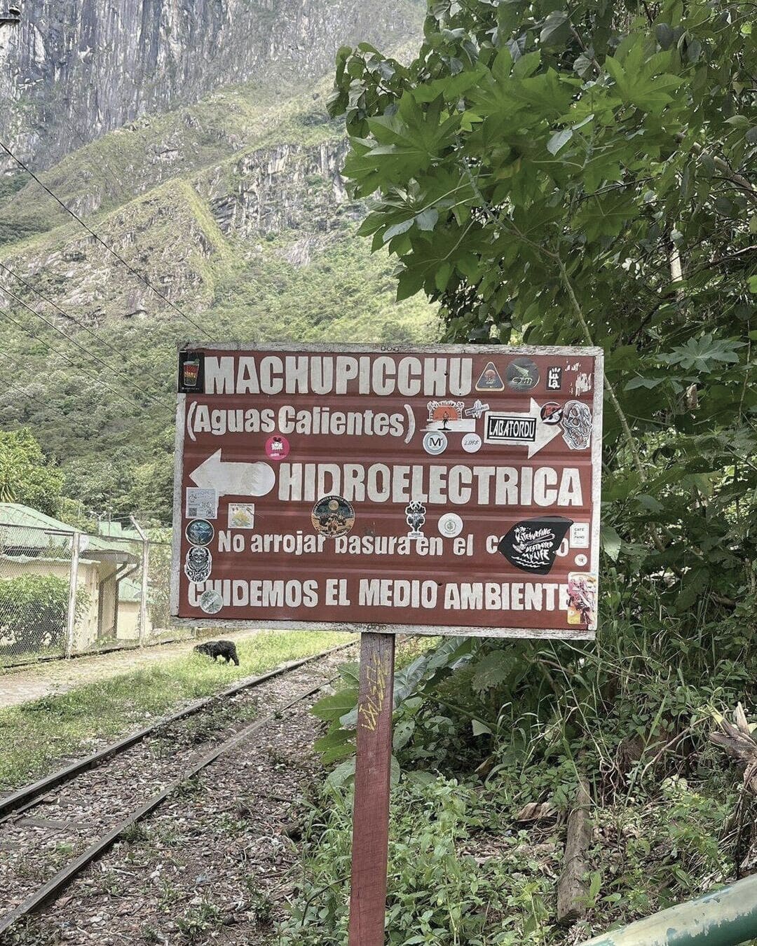 Señalización hidroeléctrica hacia Aguas Calientes, el pueblo de Machu Picchu