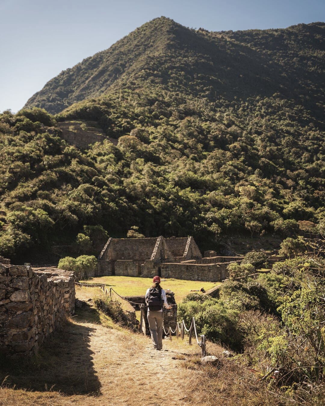 Mujer llegando a las ruinas de Choquequirao sin multitudes